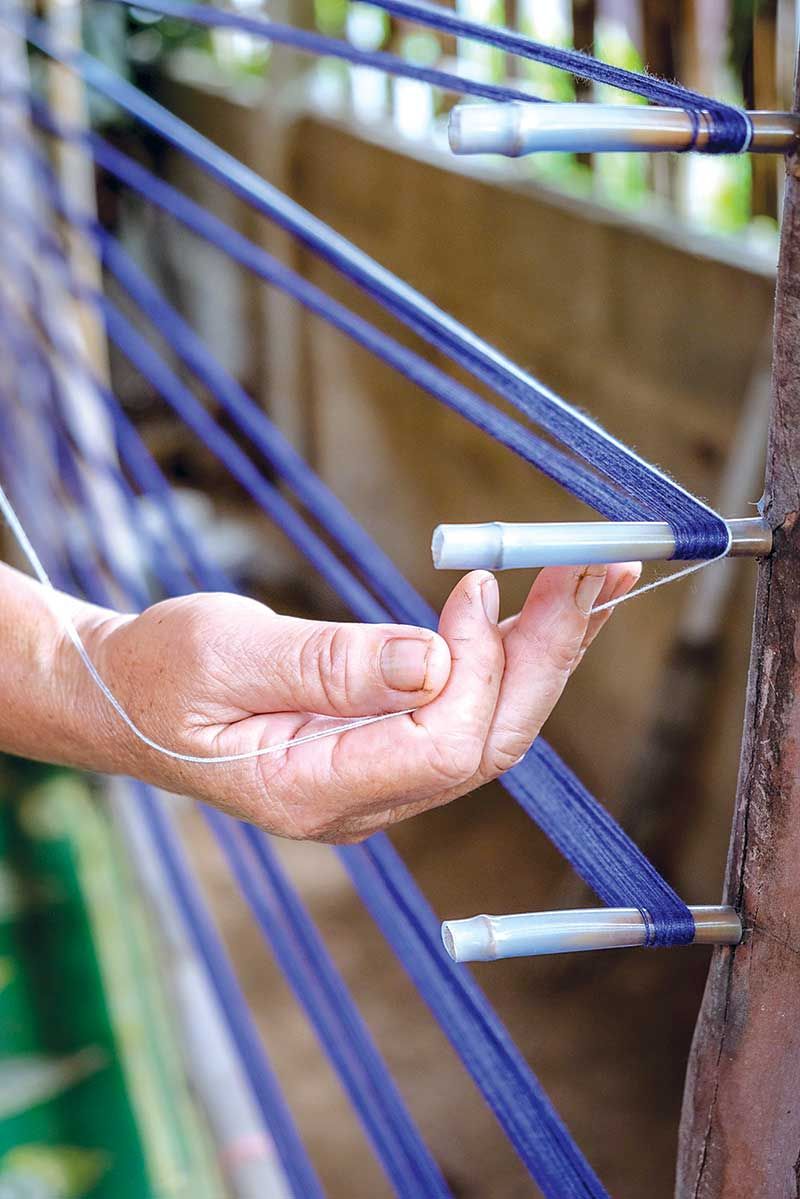 สานต่อภูมิปัญญาท้องถิ่น ทอผ้าไหมและผ้าขาวม้า