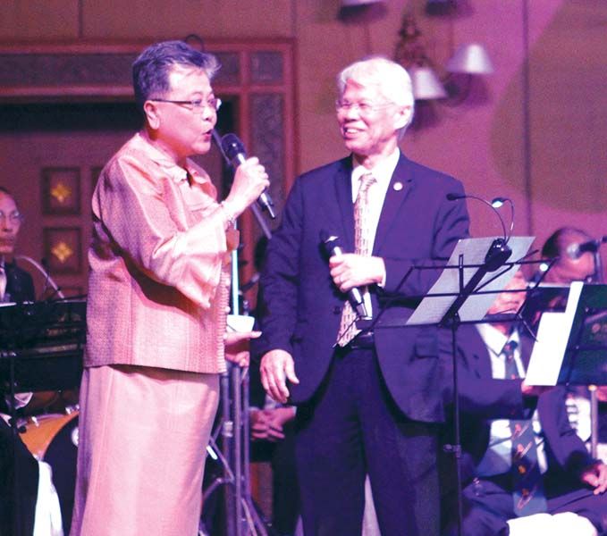 คุณจันทนี ธนรักษ์กับ อ.วิรัช อยู่ถาวร ร่วมกันขับร้องบทเพลง “Hey Paula”มอบให้กับบ่าว-สาว