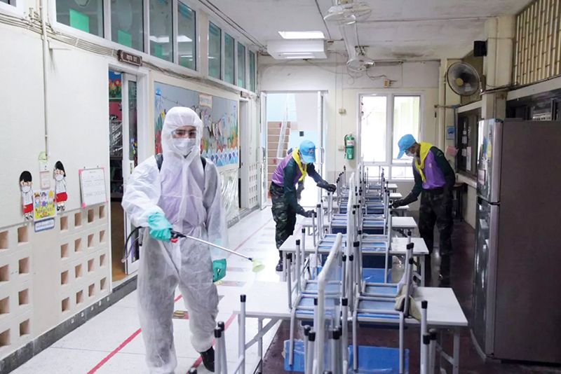 ชุดปฏิบัติการล้างสิ่งปนเปื้อนขจัดเชื้อไวรัสโควิด-19 พร้อมกำลังพลจิตอาสา เข้าช่วยกันทำความสะอาดและฉีดพ่นน้ำยาฆ่าเชื้อโรคตามโรงเรียนและสถานศึกษา