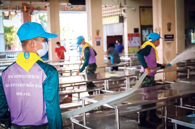 ชุดปฏิบัติการล้างสิ่งปนเปื้อนขจัดเชื้อไวรัสโควิด-19 พร้อมกำลังพลจิตอาสา เข้าช่วยกันทำความสะอาดและฉีดพ่นน้ำยาฆ่าเชื้อโรคตามโรงเรียนและสถานศึกษา