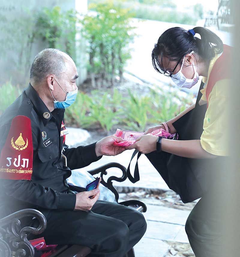 ลงพื้นที่แจกหน้ากากอนามัยเพื่อป้องกันโรคโควิด-19