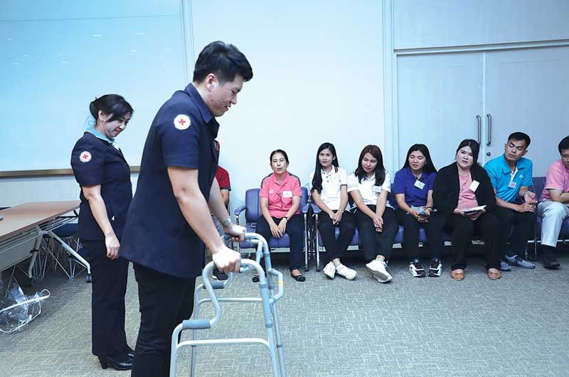 การอบรมอาสายุวกาชาดให้มีความรู้เรื่องการดูแลผู้สูงอายุ