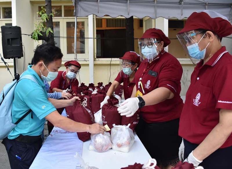 ประชาชนผู้ประสบความเดือดร้อน เข้ารับอาหารโครงการน้ำพระทัยพระราชทาน