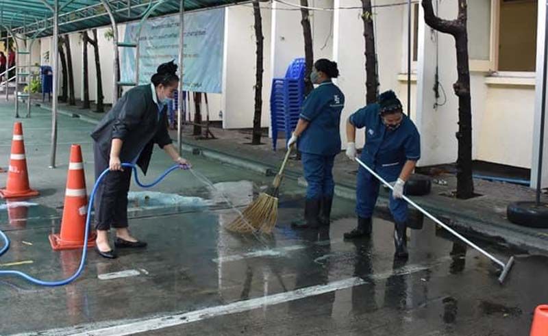 ภาพบรรยากาศในกิจกรรมมอบอาหารโครงการน้ำพระทัยพระราชทาน พร้อมมาตรการป้องกันการแพร่ระบาดของโรคติดเชื้อไวรัสโคโรนา 2019 (COVID-19) ด้วยการให้ใส่หน้ากากอนามัย ตรวจวัดอุณหภูมิ เจลล้างมือ และเว้นระยะห่างทางสังคม และล้างพื้นด้วยน้ำยาฆ่าเชื้อทุกครั้งหลังเสร็จสิ้นกิจกรรม