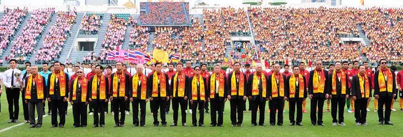 คณะ กก.สมาคมธรรมศาสตร์ฯ สมชาย พูลสวัสดิ์ นายกสมาคมฯ, กำธร วังอุดม ประธานคณะ กก.ดำเนินงานฯ, รศ.เกศินี วิฑูรชาติ อธิการบดี มธ., ศ.สมคิด เลิศไพฑูรย์ อดีตอธิการบดี มธ. และคณะกก. ยอดยิ่ง โสภณ,วิเชียร ชวลิต, มนู เลียวไพโรจน์, พรชัย กิตติปัญญางาม, จำกัด ศิริพูนทรัพย์, คณิต พีชวณิชย์, กิตติพงษ์ เศวตกิติธรรม, เชาวรัตน์ เชาวน์ชวานิล, ดร.สันติภาพ เตชะวณิช, ชัยศักดิ์ อังค์สุวรรณ, ธนภัทร เอกกุล, ธีรวัฒน์ธัญลักษณ์ภาคย์, ชาญศิลป์ ตรีนุชกร, ประจวบ ตยาคีพิสุทธิ์ และ สืบพงษ์ บูรณศิรินทร์