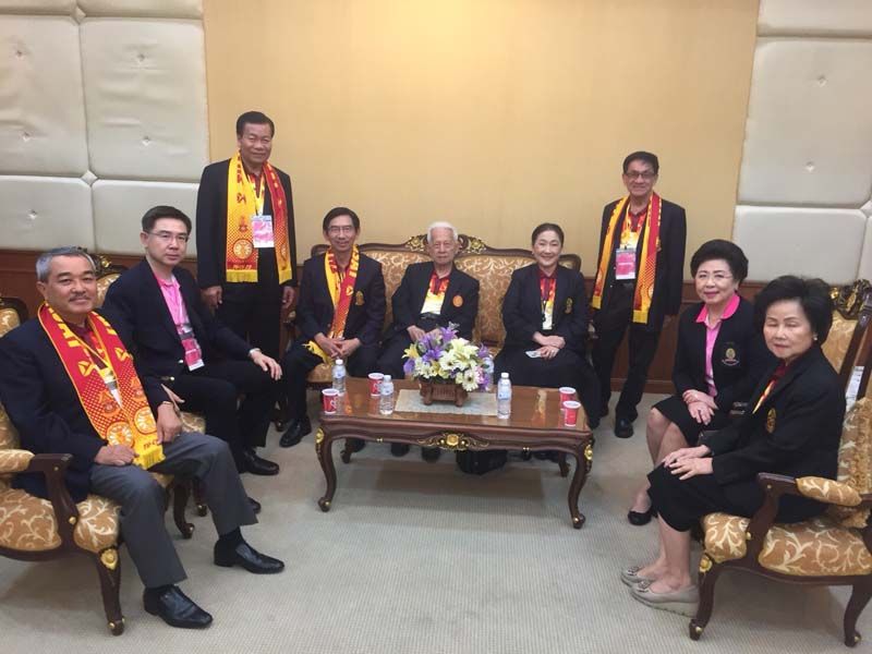 สมชาย พูลสวัสดิ์ นายกสมาคมธรรมศาสตร์ฯ, ศ.ดร.บัณฑิต เอื้ออาภรณ์ อธิการบดีจุฬาฯ, กำธร วังอุดม ประธานกก.ดำเนินงานฯ, สมคิด เลิศไพฑูรย์ อดีตอธิการบดี มธ., ศ.พิเศษนรนิติ เศรษฐบุตร นายกสภา มธ., ผาณิต พูนศิริวงศ์ อุปนายกฯ, คณิต พีชวณิชย์, ศ.กิตติคุณ ดร.คุณหญิงสุชาดา กีระนันทน์ และ รศ.เกศินี วิฑูรชาติ อธิการบดี มธ.