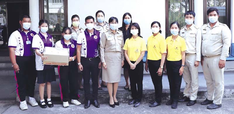 เหล่ากาชาด จ.ชลบุรี มอบหน้ากากอนามัยแบบผ้าของสภากาชาดไทย จำนวน 850 ชิ้น แก่โรงเรียนหัวถนนวิทยาและโรงเรียนบ้านสวน (จั่นอนุสรณ์) เพื่อนำไปมอบให้นักเรียน
ช่วยลดค่าใช้จ่ายของผู้ปกครอง