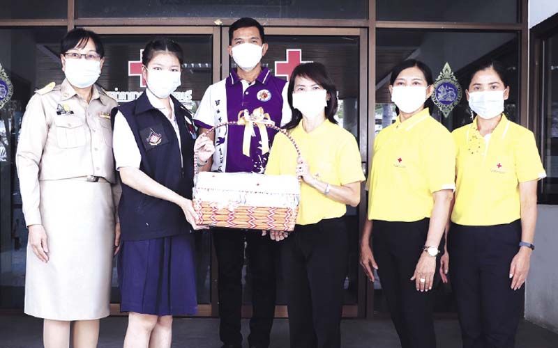 เหล่ากาชาด จ.ชลบุรี มอบหน้ากากอนามัยแบบผ้าของสภากาชาดไทย จำนวน 850 ชิ้น แก่โรงเรียนหัวถนนวิทยาและโรงเรียนบ้านสวน (จั่นอนุสรณ์) เพื่อนำไปมอบให้นักเรียน
ช่วยลดค่าใช้จ่ายของผู้ปกครอง