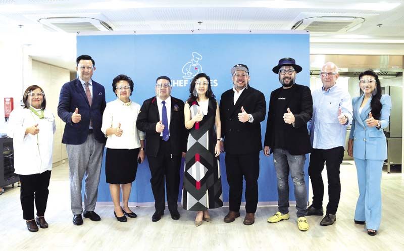 มาริษา เจียรวนนท์ ผู้ก่อตั้งมูลนิธิเชฟแคร์ส พร้อมด้วย พ.ต.ท.วรรณพงษ์ คชรักษ์ อธิบดีกรมพินิจและคุ้มครองเด็กและเยาวชน กระทรวงยุติธรรม, รศ.ดร.เปรมฤทัย แย้มบรรจง รองคณบดี คณะการจัดการธุรกิจอาหารและรักษาการ รองผอ. PIM FOOD ACADEMY, ดร.พงษ์รพี บูรณสมภพ ผอ.นักจิตวิทยาการให้คำปรึกษาและพัฒนาศักยภาพมนุษย์, รศ.ดร.กมลรัฐ อินทรทัศน์ ผอ.ศูนย์วิจัยการจัดการความรู้การสื่อสารเพื่อการพัฒนา มสธ., ณัฏฐพล ภวไพบูลย์, แอนดี้ ยัง, และ แฮง ซาเวลเบิร์ก