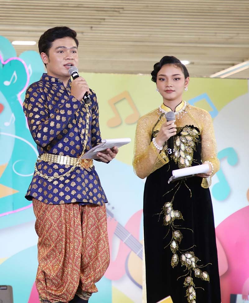 สองพิธีกร