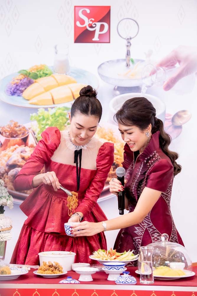 มณีสุดา ศิลาอ่อน และ แพนเค้ก- เขมนิจ จามิกรณ์ จัดกล่องข้าวแช่แบบเดลิเวอรี่