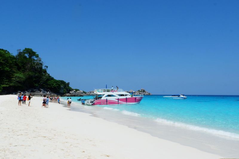 หลับๆ ตื่นๆ 1ชั่วโมงผ่านไป ก็เดินทางมาถึงเกาะเมี่ยง หาดทรายขาว น้ำใสสีมรกต มันสวยอะไรขนาดนี้ 