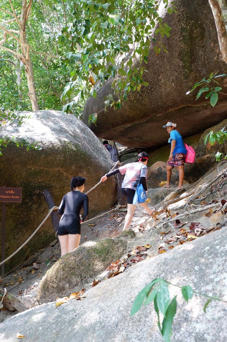 ชมหาดแล้ว ไปชมวิวจากจุดชมวิวหินเรือใบกันบ้าง เส้นทางเดินไม่ลำบาก ระหว่างทางเจอแก๊งสาว 60+ กำลังค่อยๆเดินขึ้นไปกันด้วย