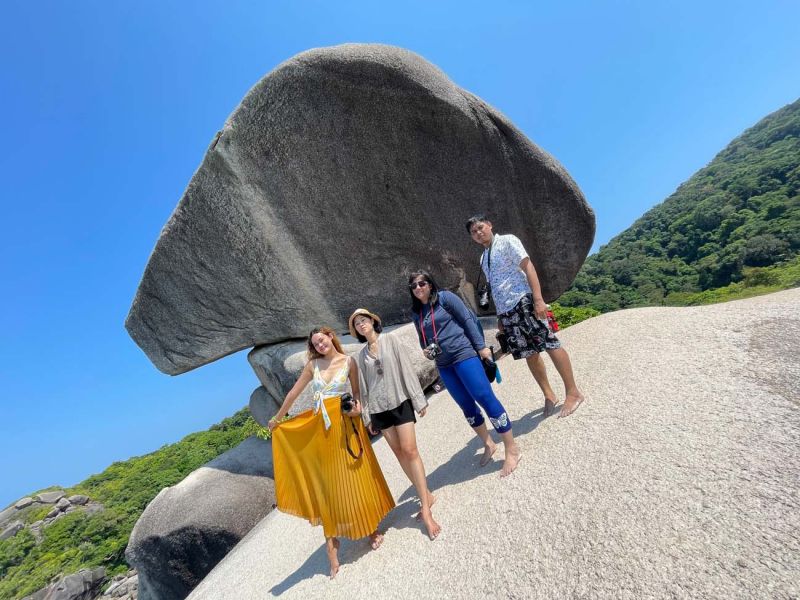 ยืนเรียงถ่ายรูปคู่กับหินเรือใบ สักหน่อย เป็นหลักฐานยืนยันว่า มาเยือนสิมิลันจริงๆแล้วนะ