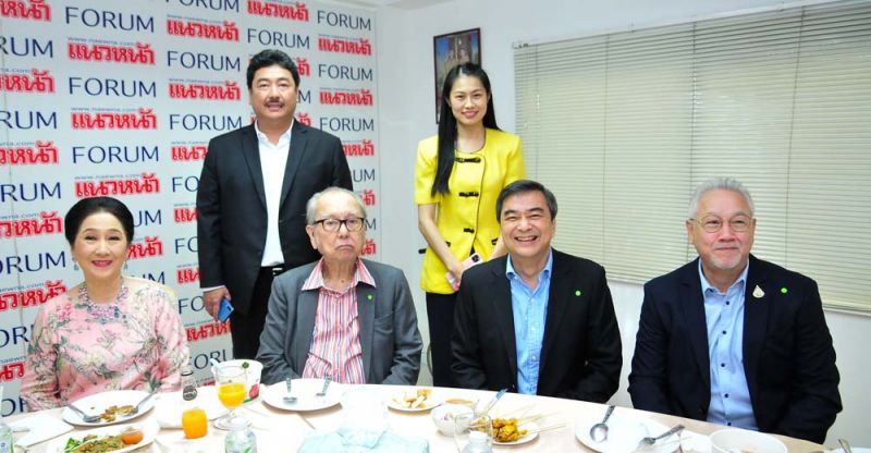 ประธานที่ปรึกษา วาริน-ผาณิต พูนศิริวงศ์ ประธานเจ้าหน้าที่ และ ผรณเดช
พูนศิริวงศ์ กรรมการผู้จัดการ บริษัท นสพ.แนวหน้า ต้อนรับ อดีตนายกรัฐมนตรี อภิสิทธิ์ เวชชาชีวะ,เกียรติ สิทธีอมร