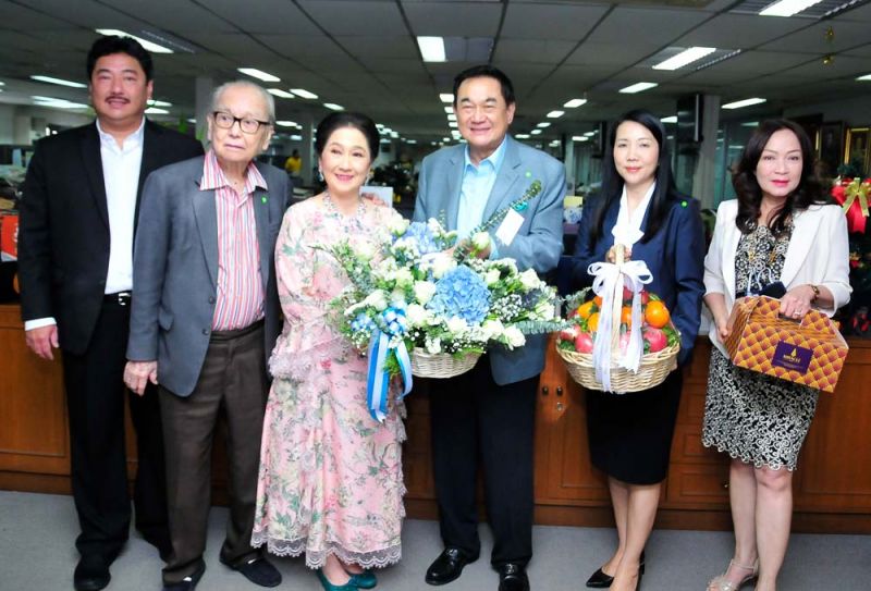 วาริน-ผาณิต พูนศิริวงศ์ และผรณเดช พูนศิริวงศ์ กรรมการผู้จัดการ นสพ.แนวหน้า ต้อนรับ
ดร.อัศวิน อิงคะกุล ประธานกรรมการบริหาร มิราเคิล กรุ๊ป ที่มายินดีทุกปี