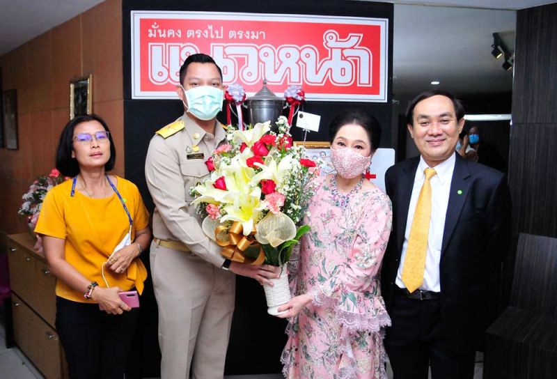 ดร.ธนกร วังบุญคงชนะ เลขานุการรัฐมนตรีประจำสำนักนายกรัฐมนตรี อวยพรแนวหน้า มี ปริญญา ช้างเสวก บก.ใหญ่ ร่วมต้อนรับ