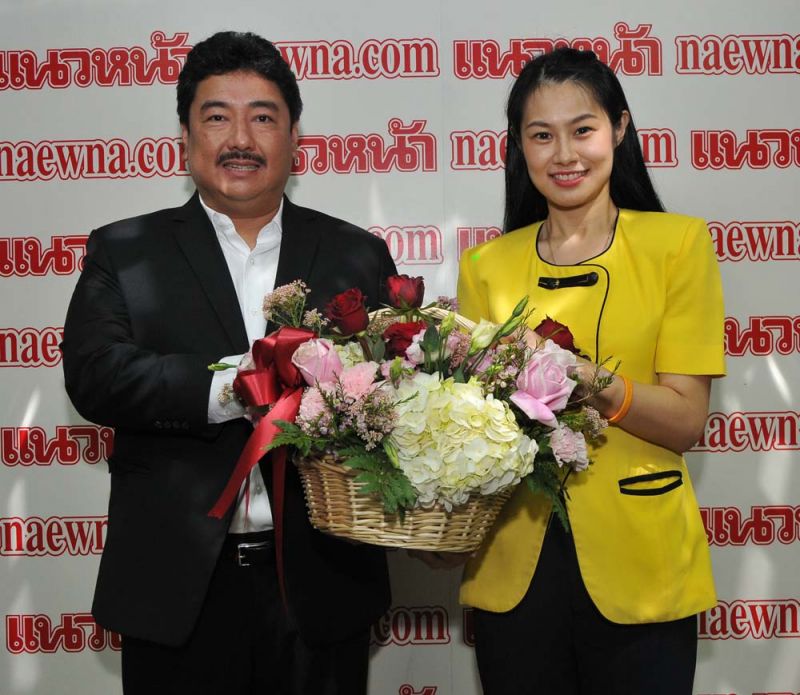 ผรณเดช พูนศิริวงศ์ รับกระเช้ายินดีจาก ดร.พัชรินทร์ ซำศิริวงษ์ โฆษกพรรคพลังประชารัฐ