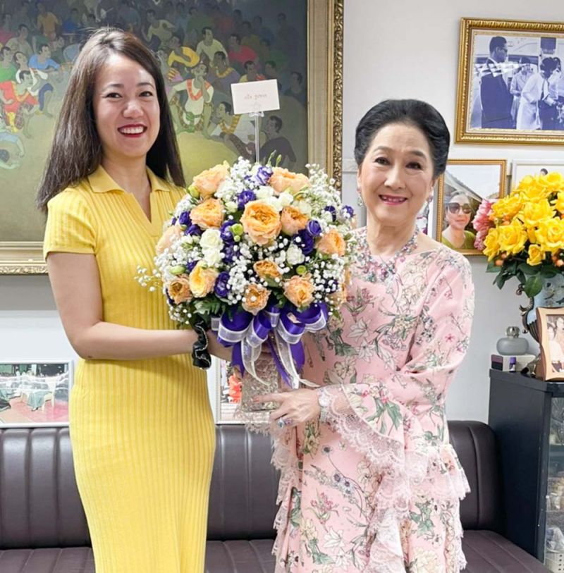 FC แนวหน้า มาตั้งแต่จำความได้ ณัชฐานันท์ รูปขจร มอบดอกไม้แสดงความยินดี