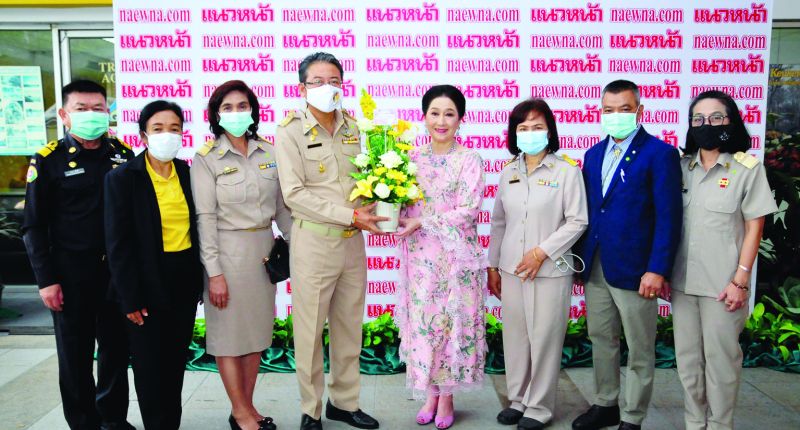 สมบัติ กนกทิพย์วรรณ ผอ.เขตหลักสี่ นำทีมมาแสดงความยินดี โดยมี ปกภูมิ เดชดีหนูแก้ว บก.ข่าว กทม. รับ

