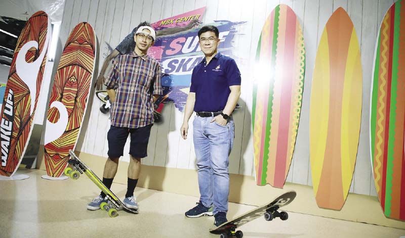 (ขวา) วิศาล สิปิยารักษ์ รอง กก.ผอ.สายการตลาด บมจ.เอ็ม บี เค และ เต๋า- ปริญญา กิจพูลลาภ นักสเก็ตบอร์ดอาชีพ