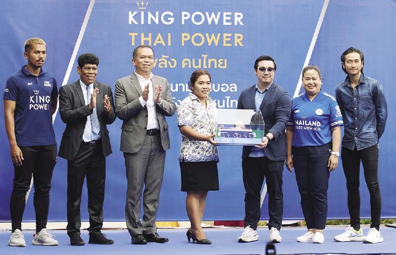 อัยยวัฒน์ ศรีวัฒนประภา ร่วมเปิดสนามฟุตบอลหญ้าเทียมมาตรฐานสากลแห่งที่ 61 ใน จ.นครศรีธรรมราชจากโครงการ 100 สนามฟุตบอล สร้างพลังเยาวชนไทย อย่างเป็นทางการ ผ่านทาง วันเพ็ญ ชูโชติ ผอ.โรงเรียนวัดมังคลาราม เป็นผู้แทนรับมอบ โดยมี ไตรรัตน์ ไชยรัตน์ รอง ผจว.นครศรีธรรมราช, สุรทิน
ทิพย์อักษร, กรอบแก้ว ปันยารชุน, จักรกฤษณ์ วิเศษรัตน์ และ อาทิวราห์ คงมาลัย ร่วมในพิธีรับมอบ