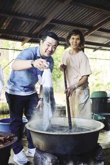 อัยยวัฒน์ ศรีวัฒนประภา, ผรณเดช พูนศิริวงศ์ และคณะสื่อมวลชนร่วมสัมผัสวิถีชีวิตชุมชน และ
เรียนรู้ภูมิปัญญาการย้อมสีธรรมชาติแห่งหมู่บ้านคีรีวง โดย อุไร ด้วงเงิน ประธานกลุ่มใบไม้บ้านคีรีวง