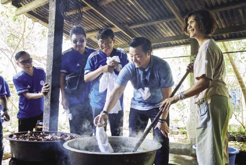 อัยยวัฒน์ ศรีวัฒนประภา, ผรณเดช พูนศิริวงศ์ และคณะสื่อมวลชนร่วมสัมผัสวิถีชีวิตชุมชน และ
เรียนรู้ภูมิปัญญาการย้อมสีธรรมชาติแห่งหมู่บ้านคีรีวง โดย อุไร ด้วงเงิน ประธานกลุ่มใบไม้บ้านคีรีวง