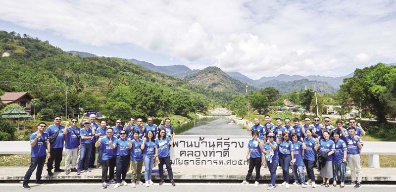 อัยยวัฒน์ ศรีวัฒนประภา และคณะสื่อมวลชนถ่ายภาพร่วมกันเป็นที่ระลึก ณ สะพานบ้านคีรีวง จ.นครศรีธรรมราช
