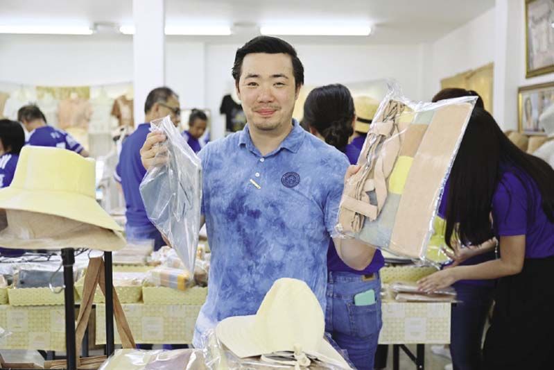 ร่วมอุดหนุนสินค้าจากภูมิปัญญาฝีมือคนไทยจากชุมชนต่างๆ

