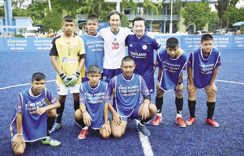 อัยยวัฒน์ ศรีวัฒนประภา และ อาทิวราห์ คงมาลัย
กับน้องๆ นักเรียนโรงเรียนวัดมังคลาราม