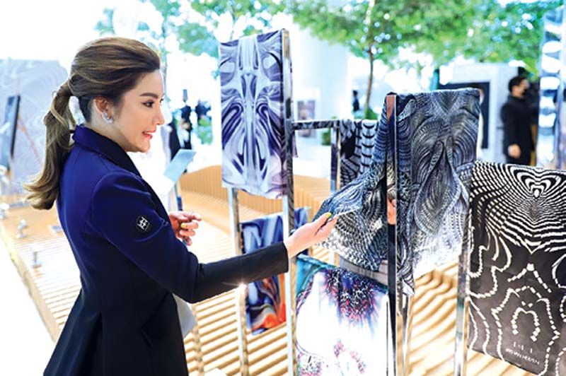 ธัญญาภรณ์ สมวัลย์ ชมลายผ้าพันคอ ของไอริส วาน เฮอร์เพน