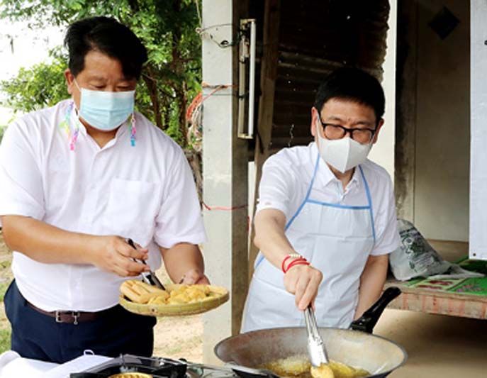 พิพัฒพงศ์ อิศรเสนา ณ อยุธยา และ กุลิศ
สมบัติศิริ สาธิตการใช้ประโยชน์จากก๊าซ
ไบโอมีเทน