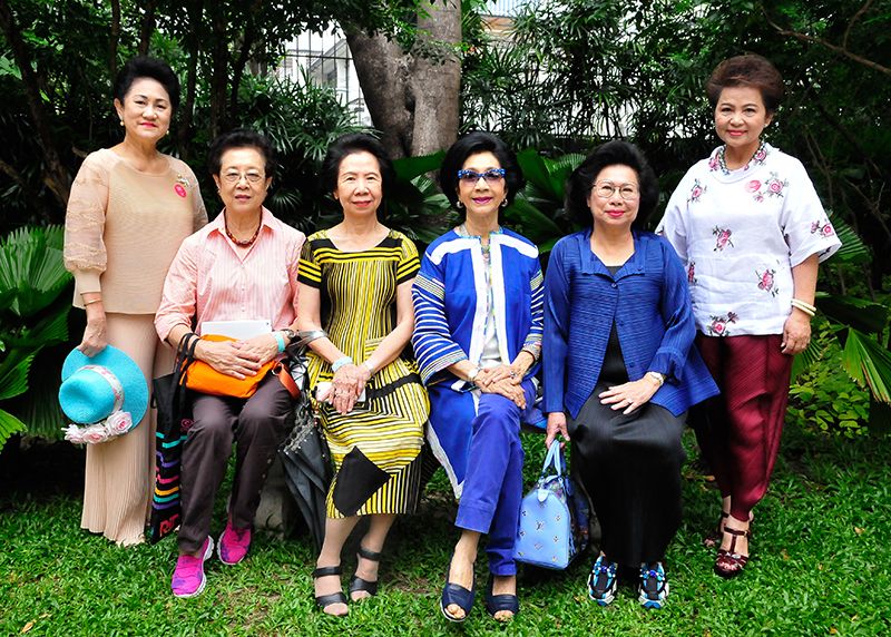 รศ.ดร.วีณา เชิดบุญญชาติ, คุณหญิงผะอบทิพย์ ศาตะมาน, ตวงรัตน์ ศิริยงค์ และเพื่อนๆ 