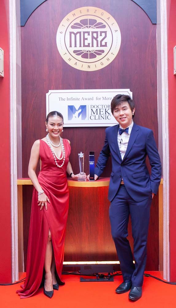 นพ.วัชพล ธนมิตรามณี พร้อมความยินดีจาก ภญ.กิตติวรรณรัตนจันทร์ ผจญ. เมิร์ซเอสเธติกส์เอเชียแปซิฟิค

