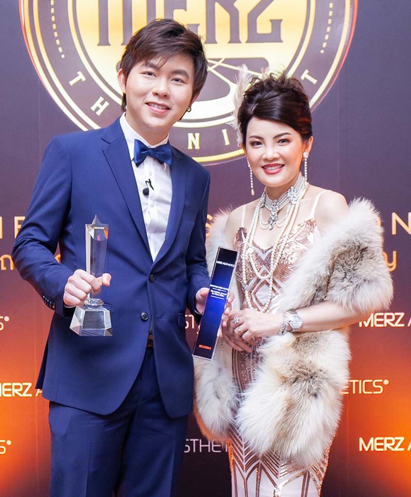 บรรดาเพื่อนๆ ร่วมแสดงความยินดีกับ นพ.วัชพล ธนมิตรามณี