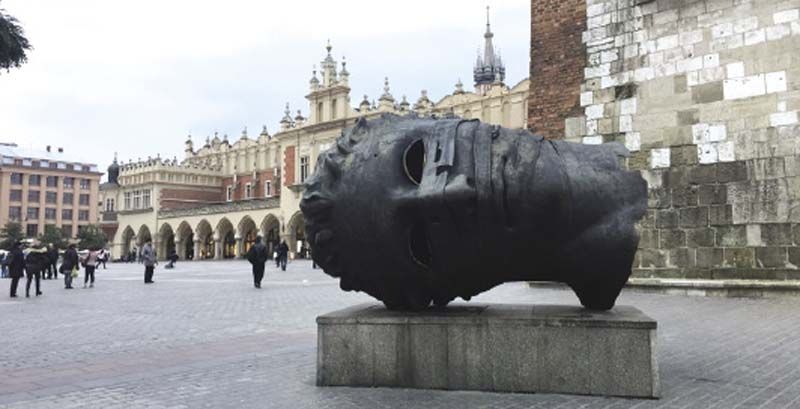 งานประติมากรรมกลางจัตุรัส