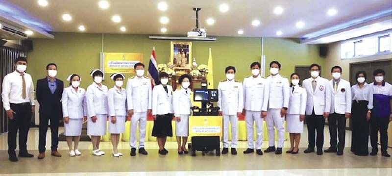 รศ.เกศินี วิฑูรชาติ อธิการบดี มธ. พร้อมด้วย รศ.นพ.พฤหัส ต่ออุดม ผอ.รพ.ธรรมศาสตร์ฯ, รศ.นพ.ดิลก ภิยโยทัย คณบดีคณะแพทยศาสตร์ มธ., ผศ.นพ.ฉัตรชัย
มิ่งมาลัยรักษ์ ผอ.รพ.สนามธรรมศาสตร์ฯ และคณะผู้บริหาร-เจ้าหน้าที่ รพ.ธรรมศาสตร์ฯ ร่วมในพิธีรับมอบเครื่องเอกซเรย์เคลื่อนที่ระบบดิจิทัล
