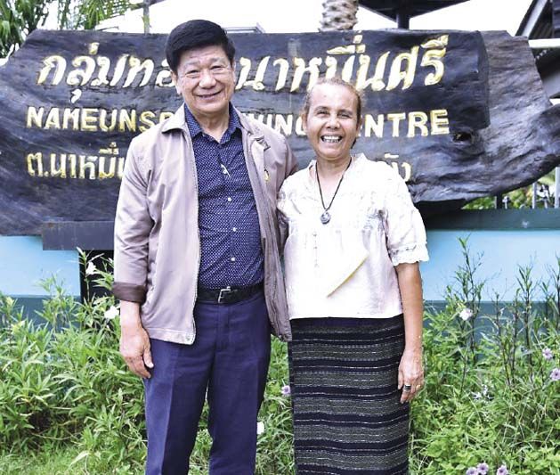พรพล เอกอรรถพร ผอ. SACICT กับ อารอบ เรืองสังข์ ประธานชุมชนผ้าทอนาหมื่นศรี