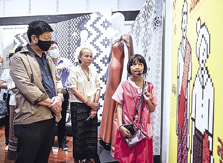 มัคคุเทศก์จิ๋วนำชมพิพิธภัณฑ์ผ้าทอนาหมื่นศรี ที่รวบรวมเรื่องราวและผ้าโบราณ
