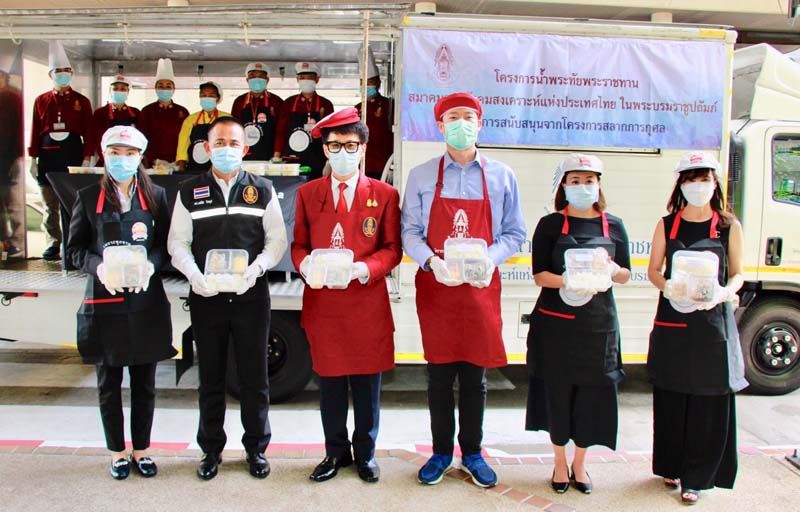 ร.ต.ท.ดร.มนัส โนนุช รองประธานสมาคมสภาสังคมสงเคราะห์ฯ, ทิพวัฒน์ จลานันทวงศ์ กก.อำนวยการสมาคมสภาสังคมสงเคราะห์ฯ, นันทรัตน์ ปิยะเนติธรรม ผอ.ฝ่ายกิจกรรมพิเศษ มูลนิธิมิราเคิล ออฟไลฟ์, ขวัญแก้ว สิริจินดา ผอ.แผนก Commercialization บมจ. เซ็นทรัลพัฒนา, วิสิทธิ์ อุดมกิจโชติ ผอ.อาวุโส กลุ่มงานปฏิบัติ การสาขา-กรุงเทพ 2 บมจ. เซ็นทรัลพัฒนา และ วารุณี เร่งสำปะทวน ผู้จัดการทั่วไปศูนย์การค้าเซ็นทรัลพลาซา ลาดพร้าว ร่วมในพิธีเปิดโรงครัวจิตอาสา “โครงการน้ำพระทัยพระราชทาน”

