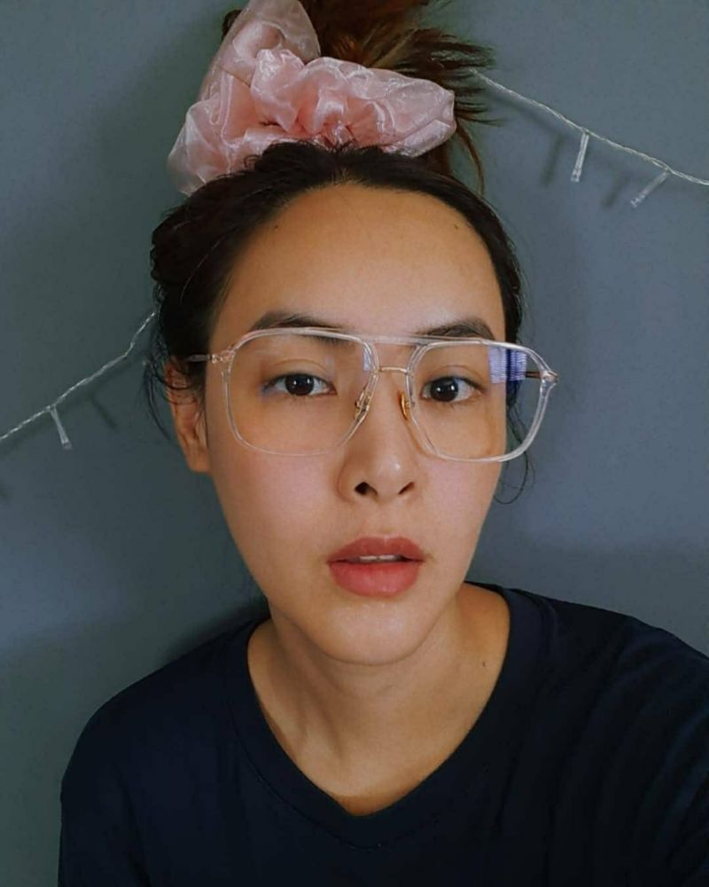 คนรุ่นใหม่ใช้สายตาหน้าจอคอม และมือถือตลอดทั้งวัน เกิดอาการตาล้า ตาพร่าง่ายขึ้น บางคนใส่คอนแทคเลนส์สีเสริมลุคดวงตาให้สดใส แต่ก็เริ่มสนใจปกป้องดวงตาจากหน้าจอต่างๆ จึงหันมานิยมเลือกกรอบแว่นชิคๆ Mix & Match กรอบแว่น ให้เข้ากับเลนส์ตัดแสง Blue และยังแก้ไขค่าสายตาได้อีกด้วย อวดความโฉบเฉี่ยวกลายเป็น Must have item ที่หนุ่มสาววัยทำงาน สายแฟชั่น และสายเกมเมอร์ พลาดไม่ได้ 
Tips : เราขอแนะนำให้คุณสนุกกับการเลือกกรอบแว่น ของ Bolon Eyewear ที่มีให้เลือกมากกว่า 200 แบบ ในราคาเริ่มต้นไม่ถึง 3,500 บาท! 
