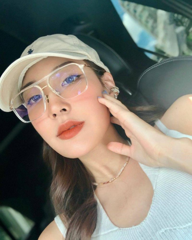 เจ้าเลนส์ที่ว่าคือ Transitions มีคุณลักษณะเฉพาะตัวในการเปลี่ยนสีเลนส์ได้ทันทีเมื่อเจอกับแสงยูวี ความเริ่ดอยู่ตรงที่มันไม่ได้กันแสงยูวีได้เพียงอย่างเดียว ยังสามารถปกป้องแสงสีน้ำเงิน (Blue Light) จากการใช้คอมพิวเตอร์ และโทรศัพท์มือถือแม้อยู่ในอาคาร (Indoor) และรังสีUV ได้ 100% เมื่ออยู่นอกอาคาร (Outdoor) รวมถึงแสงจ้าจากกดวงอาทิตย์ เรียกว่ามีประโยชน์ต่อสุขภาพดวงตา ทั้งยามกลางวันและกลางคืน ไม่ต้องคอยเปลี่ยนแว่นกันแดด กับแว่นสายตาเรียกได้ว่าจบครบในเลนส์เดียว คุ้มค่าแก่การลงทุนสุดๆ พร้อมท้ากับทุกแสงเลยล่ะ!
Tips : ที่เก๋กว่านั้นคือ เลนส์ Transitions มีถึง 7สี เมื่ออยู่ในร่มจะเป็นสีใส แต่เมื่อออกกลางแจ้งจะเปลี่ยนเป็นสีต่างๆ ได้แก่ 3 สีไอคอนนิก  สีเทา, สีน้ำตาล, สีเขียวกราไฟท์ และ4 สี style color  สีเขียวเอมเมอรัลด์, สีน้ำเงินแซฟไฟร์, สีม่วงอเมทิสต์ และสีน้ำตาลแอมเบอร์  ปังไม่ไหวจริงๆ!
