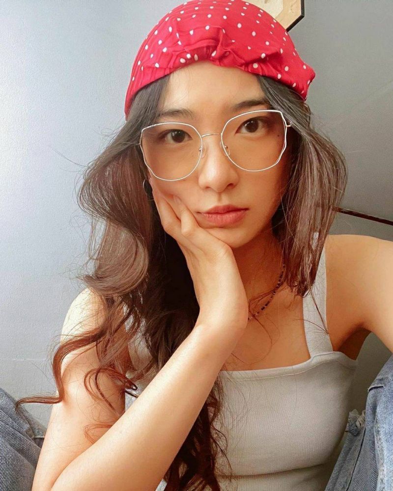 ทุกวันนี้ไถหน้าฟีดมา จะเห็นแฟชั่นไอคอนเมืองไทยหลายคน สวมใส่กรอบแว่นตาสุดชิค อวดลุคที่เป็นตัวเอง ซึ่งเราจะเห็นกรอบแว่นตา Bolon กับ เลนส์ Transitions ถูกหยิบมาใส่บ่อยๆ  จนกลายเป็นเทรนด์ ‘กรอบแว่นสุดชิค VS เลนส์เปลี่ยนสีได้’ ของเหล่าสายสตรีทแฟชั่นและหนุ่มสาวออฟฟิศ เพราะช่วยลดปัญหาแสงจ้า ให้ความสบายตา และยังปกป้องผิวรอบดวงตาจากรังสียูวี รวมถึงลม ฝุ่นมลภาวะต่างๆ ได้อีกด้วย ใครที่ต้องการดูแลดวงตาที่มีค่าของคุณพร้อมๆ กับอวดลุคเท่ห์ในสไตล์ของตัวเอง อย่าลืมเข้าไปเลือกกรอบและเลนส์ที่ชอบได้ที่ www.essilor.co.th หรือติดตามโปรโมชั่นทาง Facebook : Bolon eyewear Thailand  IG: Boloneyewearth    