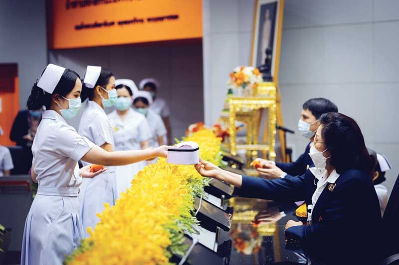 ศ.นพ.นิธิ มหานนท์ เลขาธิการราชวิทยาลัยจุฬาภรณ์ และ รศ.ดร.ทัศนา บุญทอง คณบดีคณะพยาบาลศาสตร์ ราชวิทยาลัยจุฬาภรณ์ ประธานในพิธีประกาศสำเร็จการศึกษาและมอบขีดหมวกพยาบาลวิชาชีพ นักศึกษารุ่นที่ 1