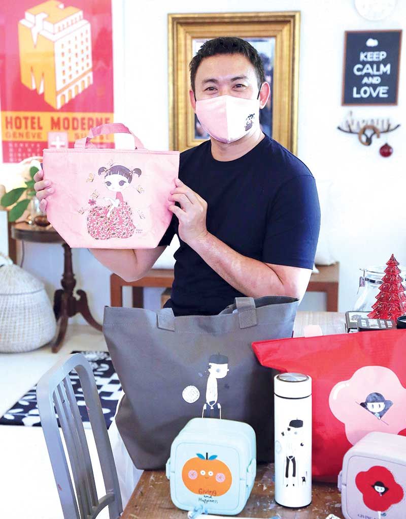 ครูปาน-สมนึก คลังนอก กับผลงานออกแบบ