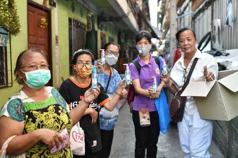 มอบแอลกอฮอล์เจลล้างมือและหน้ากากอนามัยให้กับชุมชนตลาดปีนัง และโรงพยาบาลสงฆ์