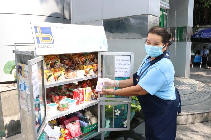 ตั้ง “ตู้ปันสุข” บริเวณหน้าอาคารล็อกซเล่ย์ คลองเตย เพื่อแบ่งปันอาหารและสิ่งของจำเป็นช่วยบรรเทาความเดือดร้อนแก่พี่น้องประชาชนทั่วไป