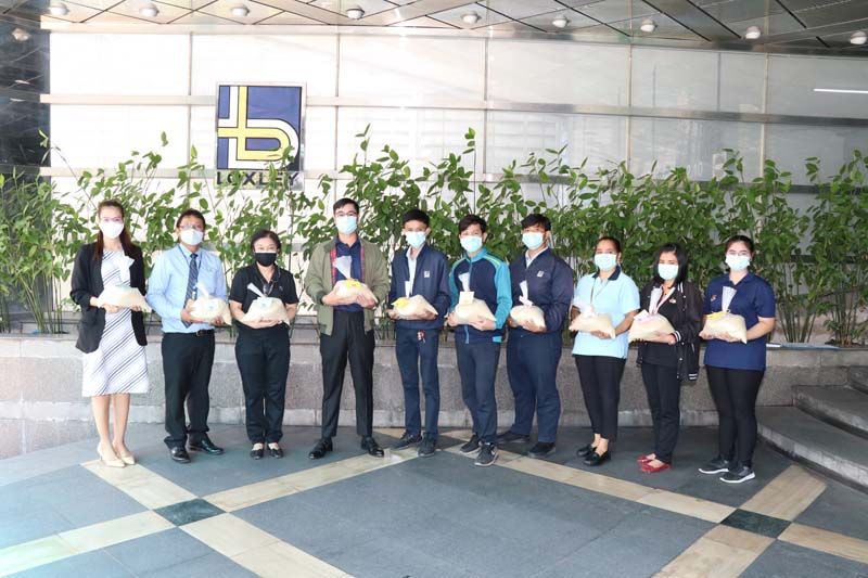 มอบถุงยังชีพที่บรรจุสินค้าอุปโภค-บริโภคชั้นนำที่ ล็อกซเล่ย์ เทรดดิ้ง เป็นตัวแทนจำหน่ายให้กับพี่น้องชุมชนเพื่อนบ้านอย่างชุมชนตลาดปีนัง