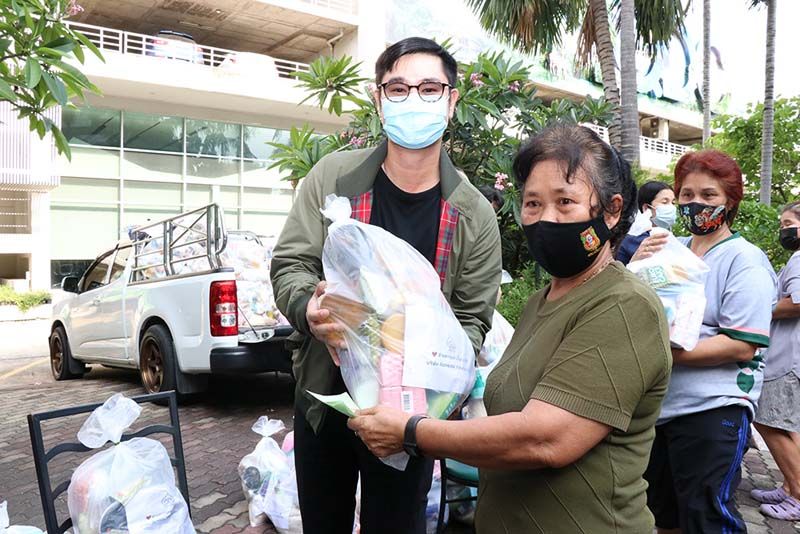 มอบถุงยังชีพที่บรรจุสินค้าอุปโภค-บริโภคชั้นนำที่ ล็อกซเล่ย์ เทรดดิ้ง เป็นตัวแทนจำหน่ายให้กับพี่น้องชุมชนเพื่อนบ้านอย่างชุมชนตลาดปีนัง